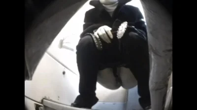 Порно скрытая камера в туалете