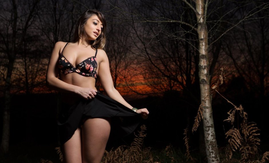 Раздевается в лесу