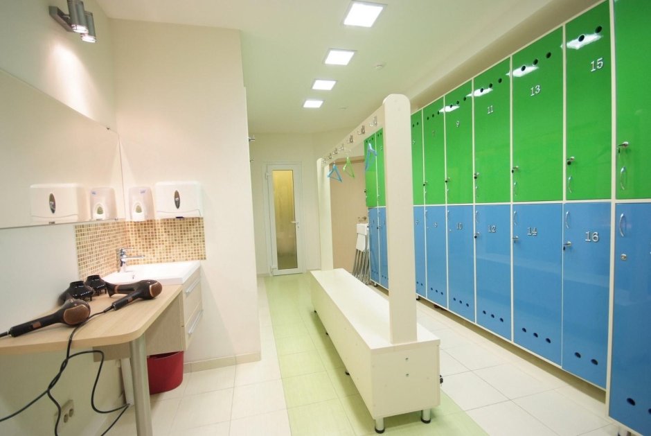 Школьная раздевалка женская