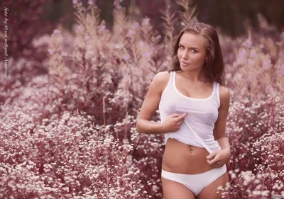 Девушка полураздетая