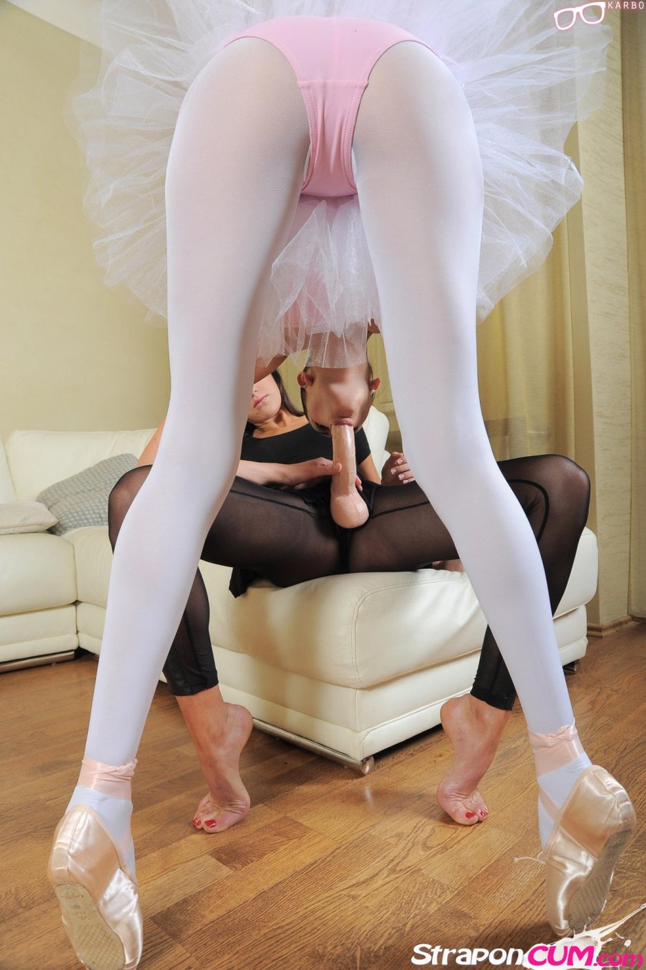 Голые балерины в колготках