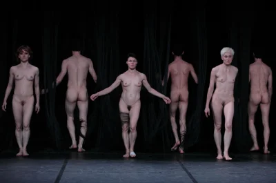 Голый балет на сцене театра