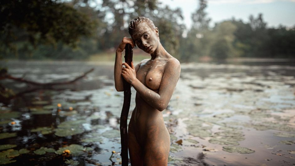 Голые девчонки в болоте