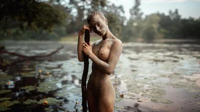 Голые девчонки в болоте