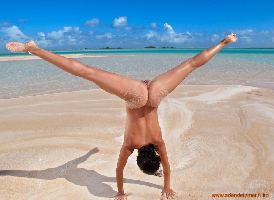 Голые на пляже голые гимнастки