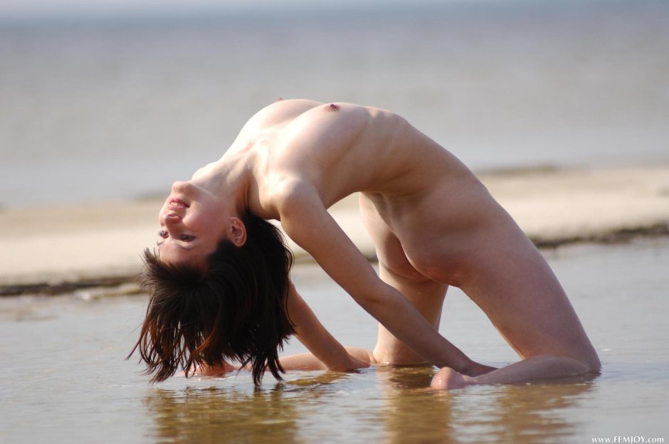 Голышом мостик девушки