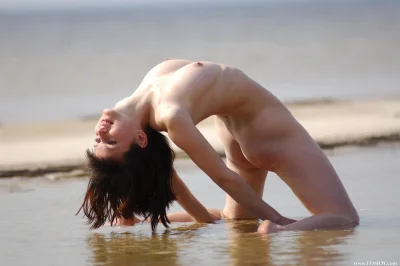 Голышом мостик девушки