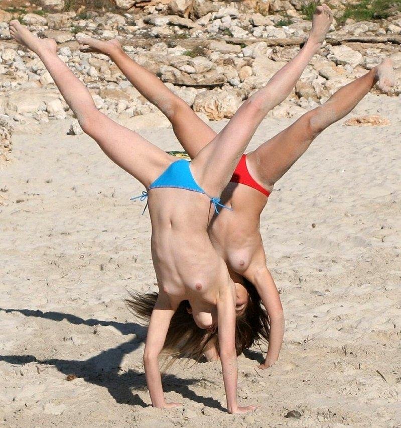 Гимнастика на пляже девочки