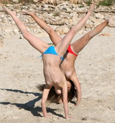 Гимнастика на пляже девочки