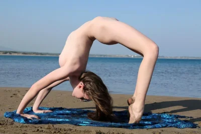 Голые гимнастки на природе