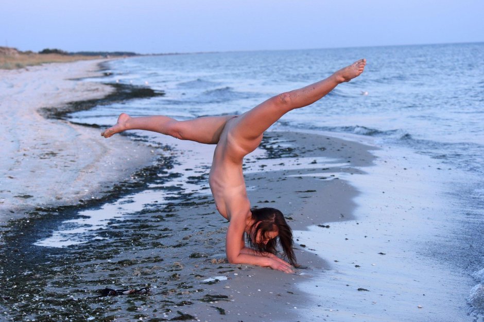 Гимнастки на море