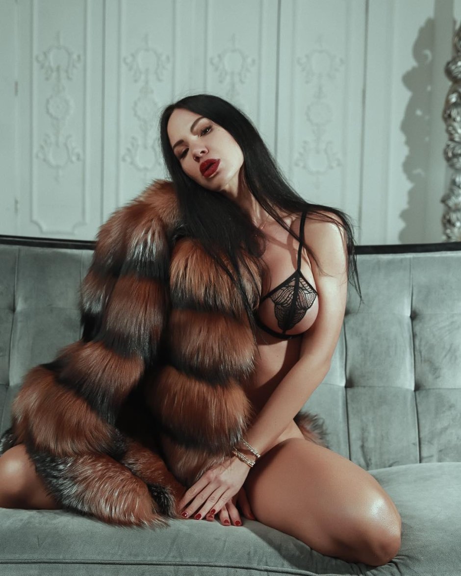 Женщина в мехах