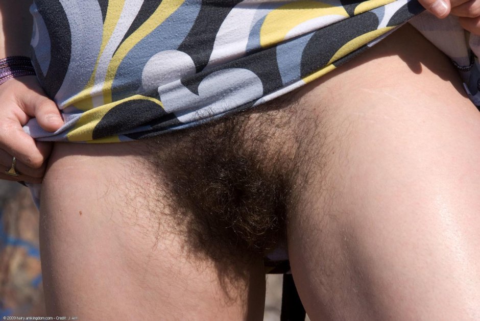 Волосики под трусиками