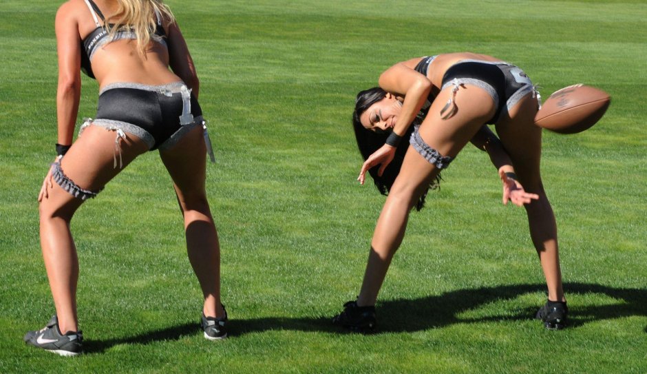 Женский американский футбол в бикини