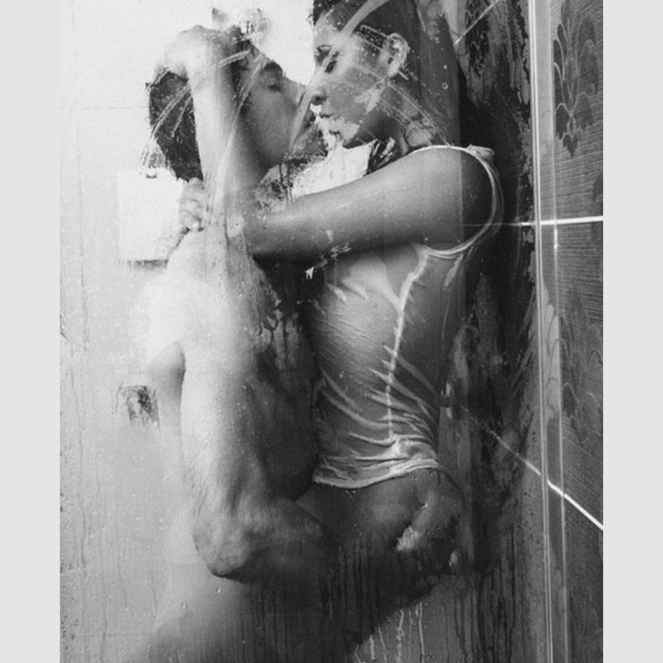 Парень и девушка в душе