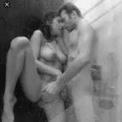 Голые мужчины и женщины в душе