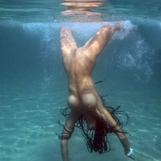 Джулия гилас в бассейне голая