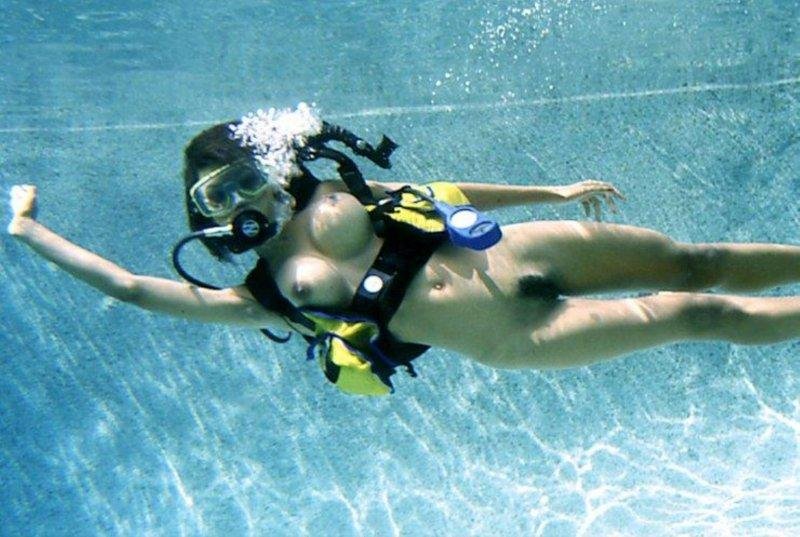 Девушка в акваланге