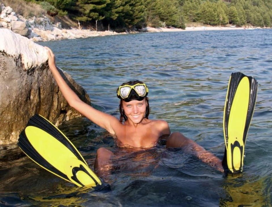 Нудистка в ластах и маске