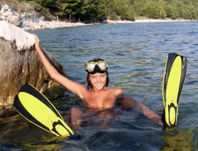 Нудистка в ластах и маске