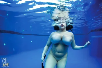 Голая женщина под водой