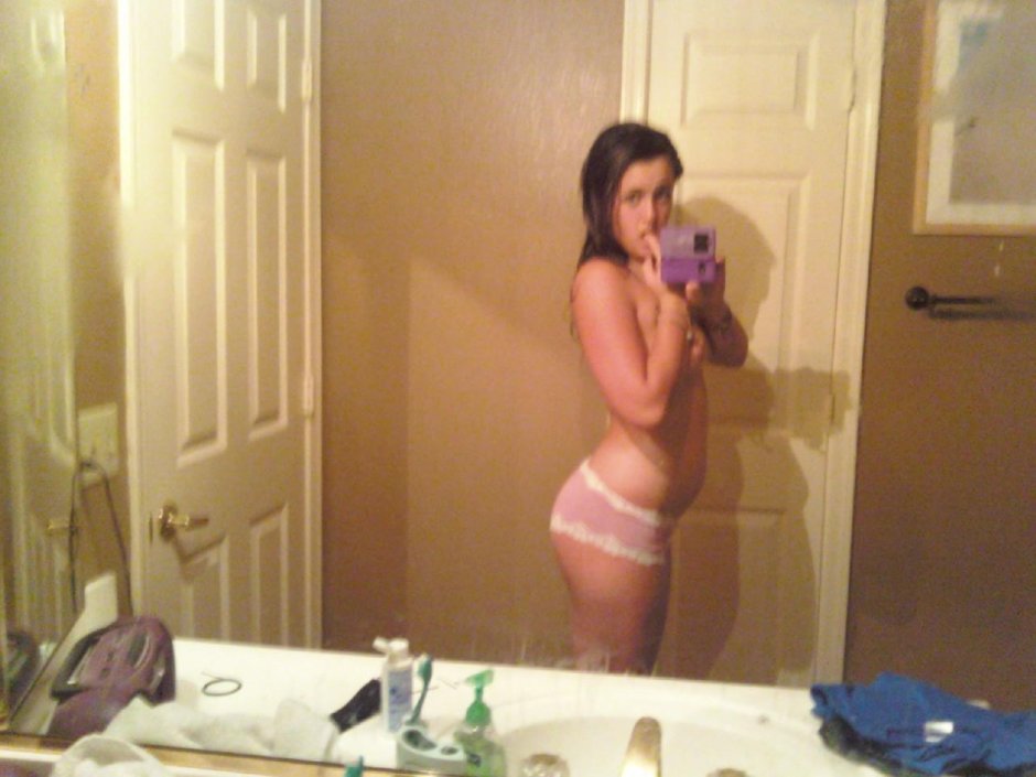 Девушка фотографирует себя