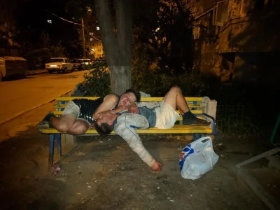 Раздетые алкаши на улице