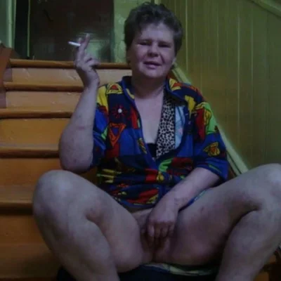 Пьяная бомжиха без трусов