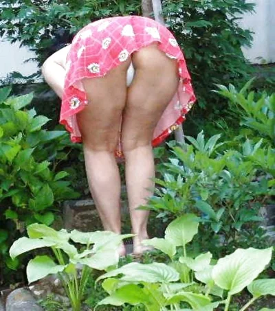 Нагнулась в огороде без трусов