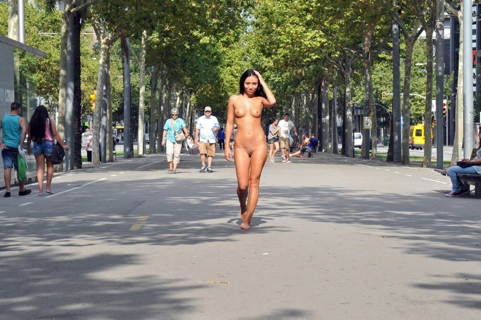 Голышом по улице