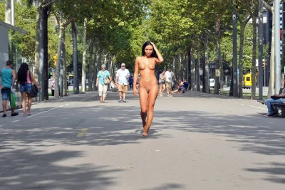Голышом по улице