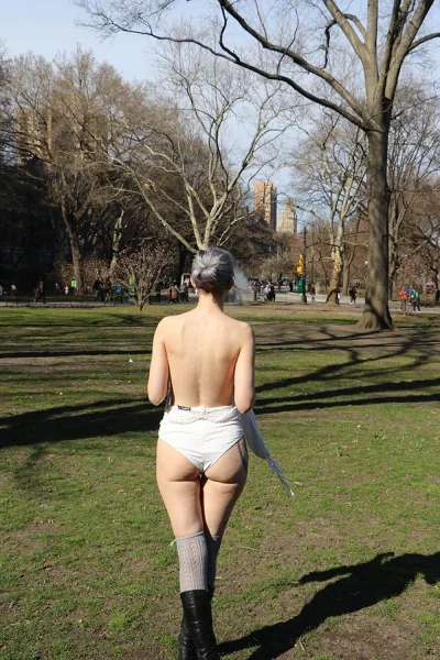 Девушки топлесс на прогулке