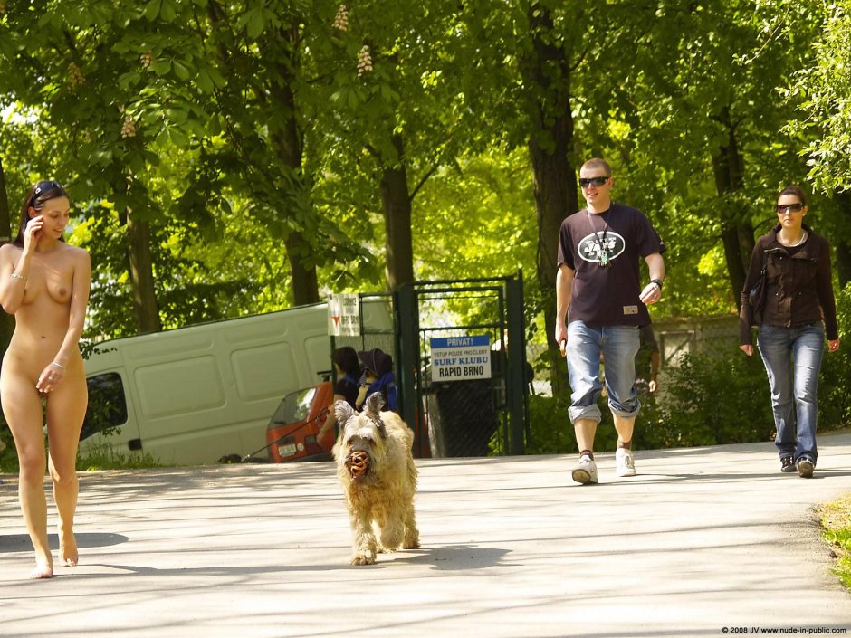 Девушки гуляют голышом
