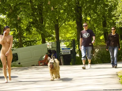 Девушки гуляют голышом