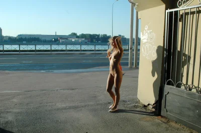 Голая на улице