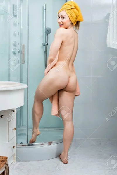 Голая блондинка в полотенце