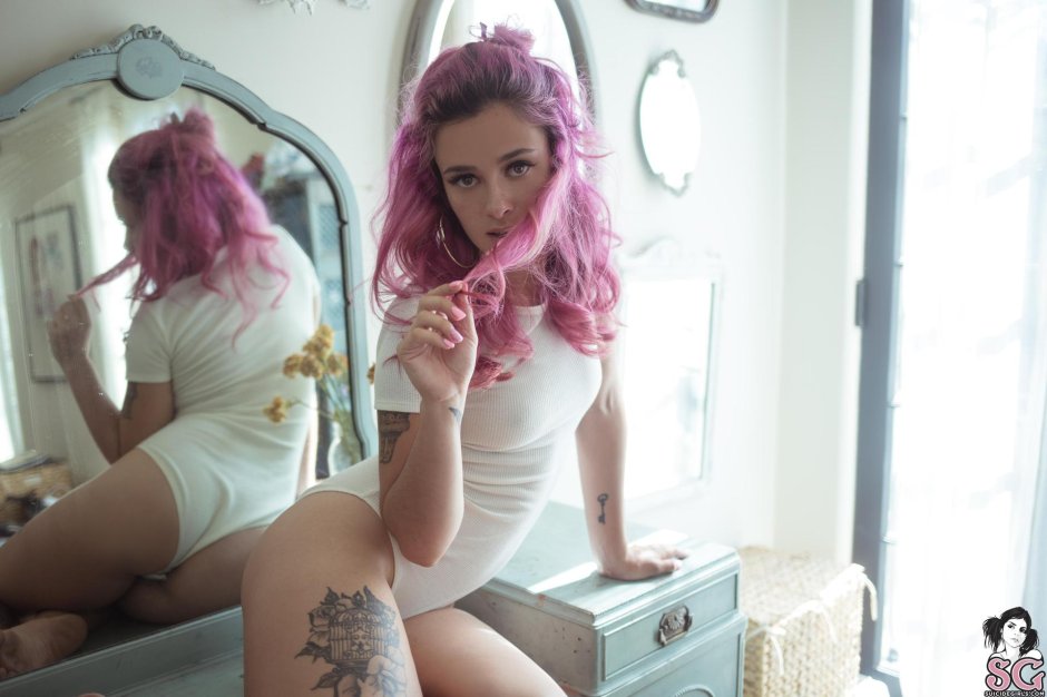 Девушка с розовыми волосами секси