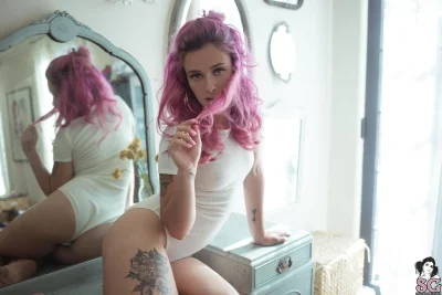 Девушка с розовыми волосами секси