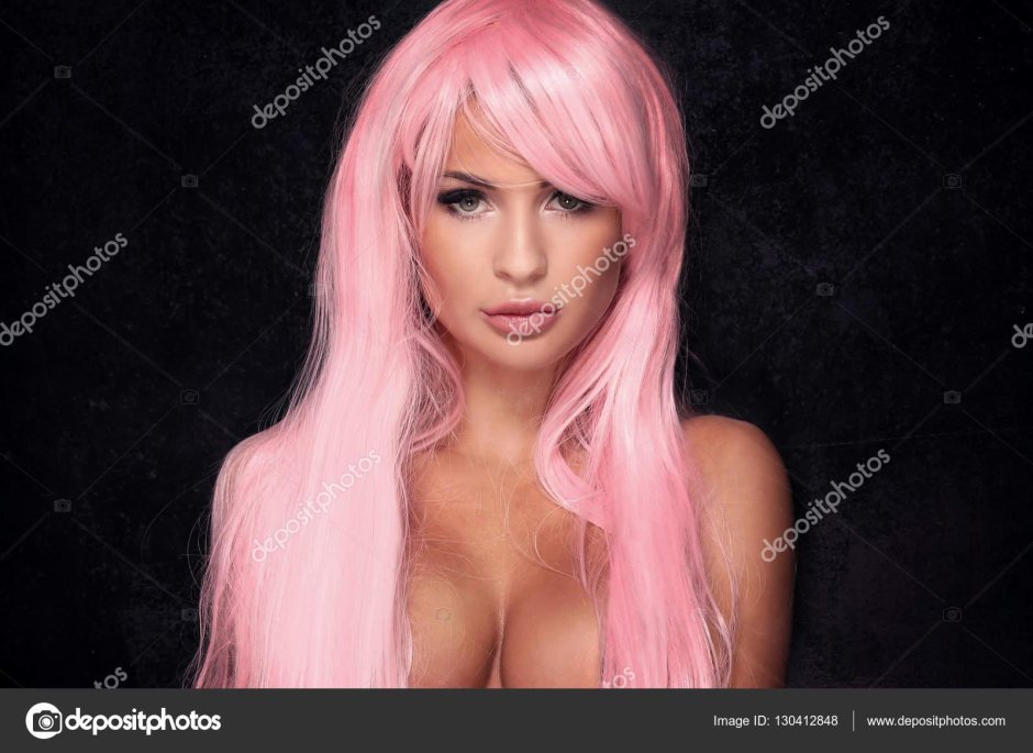Девушка с розовыми волосами голая