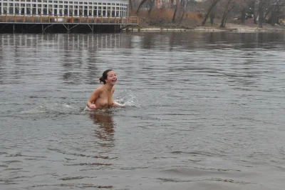 Купается голышом