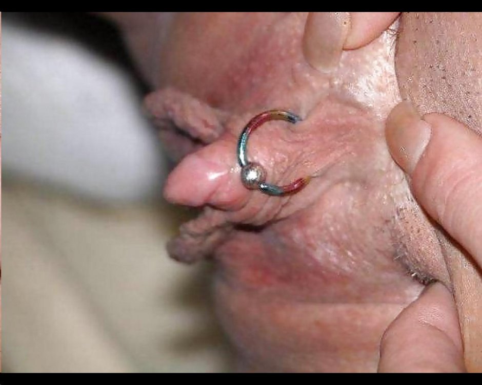 Большой клитор с пирсингом