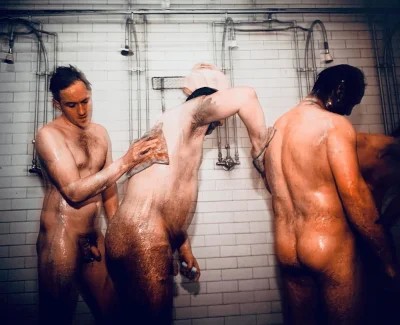 Голые мужчины в общественной бане