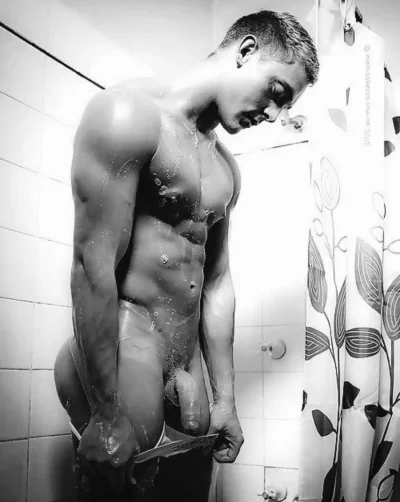 Голые мужики в душе