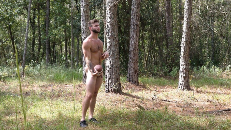 Голые мужчины на природе