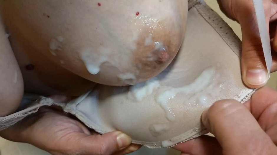 Белый бюстгальтер в сперме.