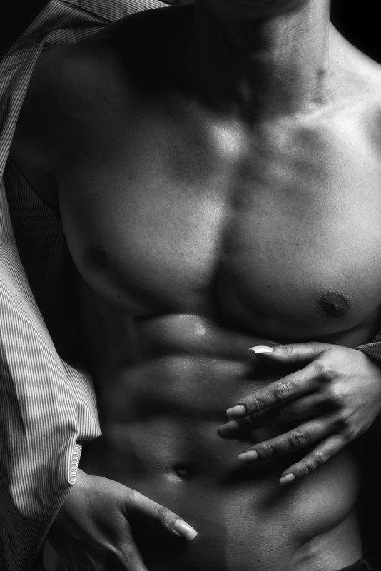 Женские руки на мужском торсе