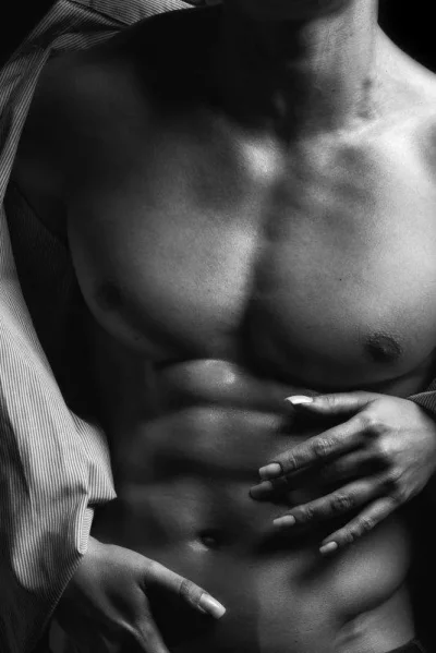 Женские руки на мужском торсе