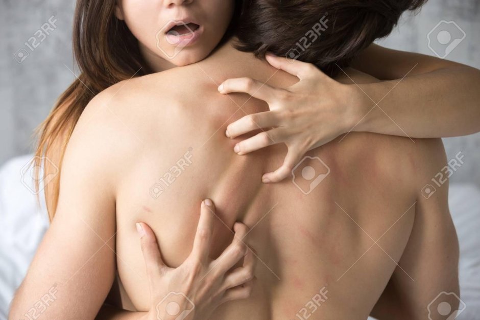 Девушка царапает спину парню