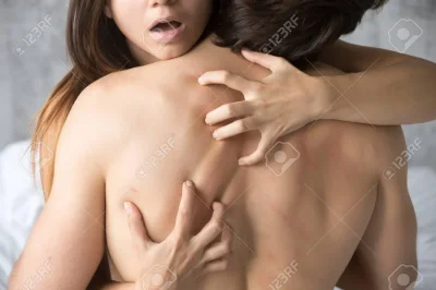 Девушка царапает спину парню