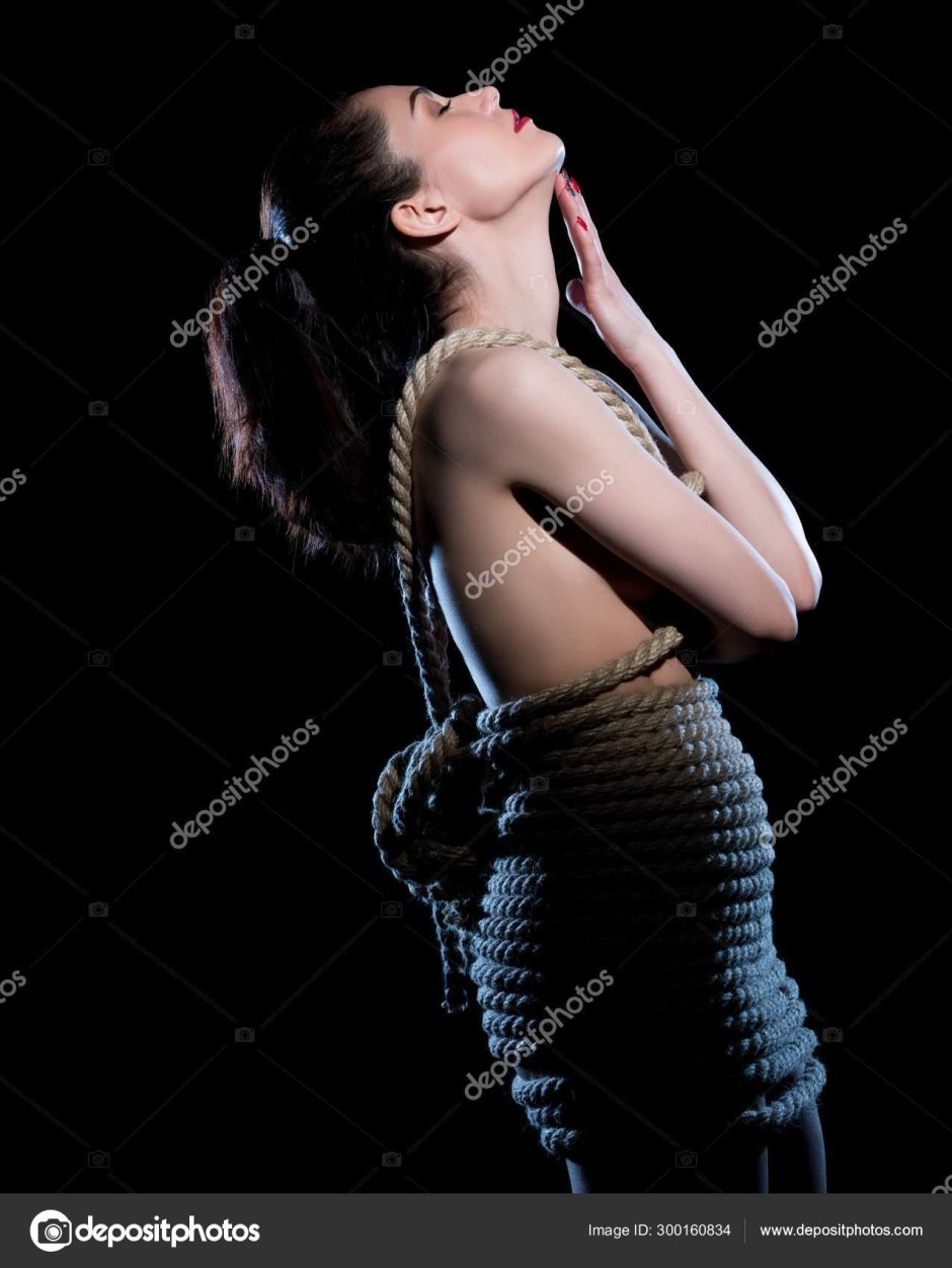 Связанная девушка веревкой